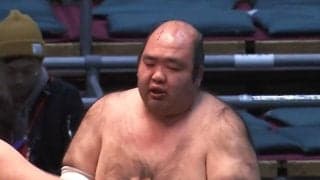 「そんなに強く当たるなよ」「額が…」17歳力士の強烈な立ち合いで人気力士にアクシデント 心配の声