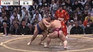 「行司に助けられた！」ベテラン実況も驚愕の展開 「珍しいものみた」土俵際の攻防が話題