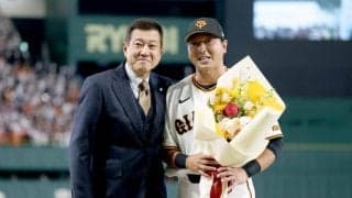引退の長野久義　原前監督がサプライズで花束贈呈　４万人超集まった東京ドームに恩師も驚き「改めて長野久義の偉大さを認識。すげぇな、と」