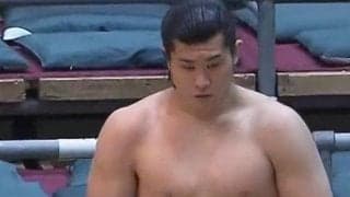 「力士というよりモデル」「何、このイケメン」18歳力士の立派な体躯に驚きの声 見事な切り返しで全勝死守