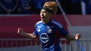｢ゴラッソメーカーの異名は伊達じゃない！｣横浜FM遠野大弥の鮮やかなバースデー“左足ダイレクトボレー弾”に騒然！｢えぐすぎる｣｢ボレーの虎｣