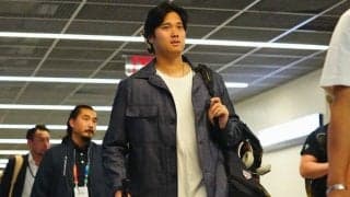 大谷翔平、バット2本を持ち決戦の地へ　デニムのセットアップで球場入り…ベネズエラと準々決勝