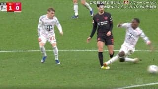 「退場しかないだろ！」バイエルンFW、超危険タックルで“まさかの結末”「エグい曲がり方」足首グニャリ…衝撃の一発退場にファン騒然「恐怖映像やん」