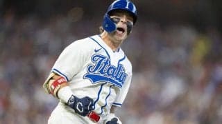 イタリア優勢の中で「それキャッチしたらいかんやろ」満塁好機で“ハプニング”…右翼席のファンに「何してんねん！」【WBC】