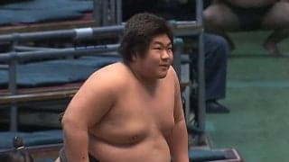 勝った若手力士が「えっ？」負けたベテラン力士が「んっ？」取組直後に“初々しい”ほっこりハプニング