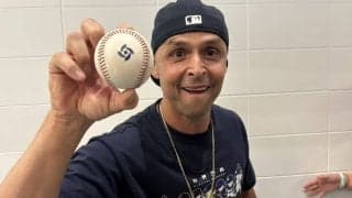 大谷HR球ゲットに絶叫「一緒にベッドで寝る」　地元の“村神シャツ”男性、3年前にも村上のHR球獲得