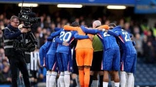 【珍事】チェルシー、試合前の円陣の中央に主審「完全にフリーズ」「意味不明」「バグ？」と話題