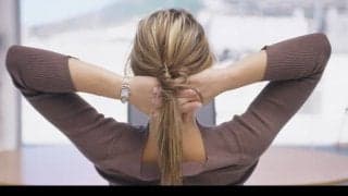 超簡単肩こり解消法！「タオル枕」でストレートネックを治そう