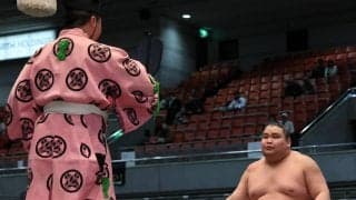 旭富士が現役最重量252キロの出羽ノ城を下手投げ　序ノ口デビューから12連勝