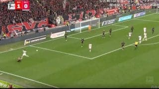 「エグすぎん？」大ブーイングの嵐！バイエルンFW、相手を吹っ飛ばす“爆速タックル”→急加速からの鬼ディフェンス炸裂「怖すぎだろ」