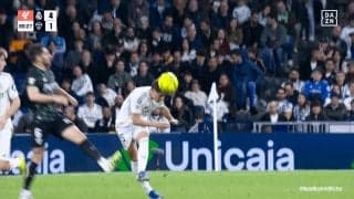 “65mスーパーゴール”に衝撃！レアルMFの自陣からの一撃が「マンガじゃん」「何でそこから入るんよ」本拠地ファンも驚愕「過去一で遠いかも」