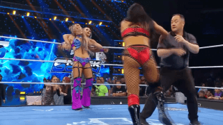 「あーあ」「また災難ですね…」人気日本人女子レスラーに味方の技直撃→介入ライバルまで“ピタゴラスイッチ的”連鎖の悲劇「何やってるのw」