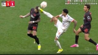 「レッドじゃね？」バイエルンFWのハイキックが頭部にモロ直撃！→流血ノックアウトでファン衝撃「恐怖映像やん」「完全に入ったな」