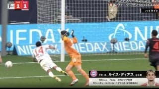「審判ヤバいだろ」「演技は上手くな」ゴール前で“物議を醸した瞬間” スタジアム騒然…バイエルンFWの退場判定にファンの意見真っ二つ