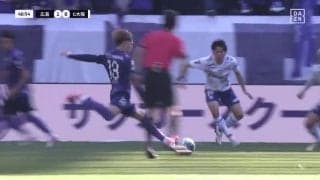 「ゴラッソ過ぎる」元日本代表GKも呆然！超強烈ブレ球無回転ミドル炸裂「理不尽ゴール」「こういう強引なのがいいのよ」