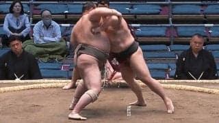 「50歳に見えない」現役最年長の長身力士、23歳年下の若手を堂々撃破 土俵下の品格にファンも注目「体の張りがすごい」「お辞儀も素敵」