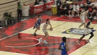 「漫画の世界やん」衝撃の“コート縦断”ロングスリーが炸裂！高校バスケで衝撃ブザービーターにアリーナ騒然