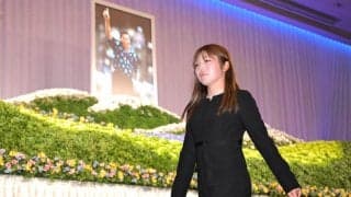 佐久間朱莉「ジャンボさんのような存在に近づけるように」　師匠・尾崎将司さんお別れの会で決意