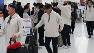 侍Jが笑顔なき帰国　成田にファン約400人、井端監督はうつむき…ねぎらいの声も