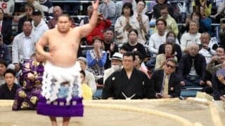 「めっちゃ映るところに」大混戦の春場所に衝撃の著名人　白黒パーカーの大物芸能人に「似てる人かと思ったら本物」人気騎手には驚きの声「マジ？」「枝豆食べながらとは」