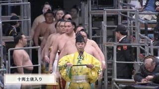 大相撲中継、土俵入りの花道で一瞬映り込んだ“粋な光景”に「泣いちゃう」「タッチしてたね」ファン熱視線