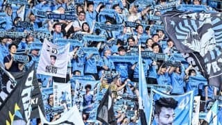 ｢フロサポ最高｣｢めっちゃ楽しそう｣多摩川河川敷での旗振りダッシュ“車窓からの映像”が可笑しくて心温まる！｢何がすごいって、社長が旗持って走っているんだぜ｣