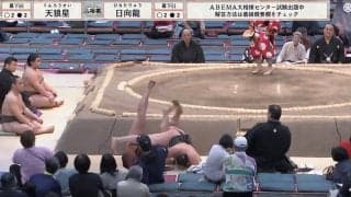「危なすぎんだろ」両力士が土俵外へ吹っ飛び観客も転ぶ 白熱の熱戦が“ヒヤリ”一転…騒然の瞬間