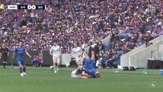 「大丈夫か？」空中戦からほぼ垂直落下で後頭部を強打「危ない落ち方」「いけるか？」3人が接触する危険シーンにファン騒然