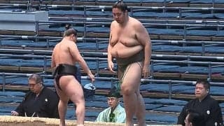 「進撃の巨人みたい」「危険な体格差」序二段の取組で驚きの光景 小兵の意地が炸裂