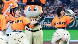 スカートひらり…豪快足上げに「世界一の天使」　巨人ユニで降臨、美女にネット騒然