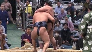 突然、力士の動きが止まった 渾身の投げを打った直後に“異変” 力なく敗れ館内無念のため息