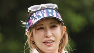 女子ゴルフ金田久美子が新幹線内での「マダム感を出さない」メガネ姿を公開、「美人秘書官」の声