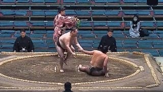 「だ、大丈夫ですか？」敗色濃厚が一転…まさかの展開に力士驚き 「おぉ」館内どよめき