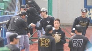 侍ジャパン戦友が熱いグータッチ　ＷＢＣ組３人衆がロッテ種市と談笑　坂本とは韓国戦でバッテリー