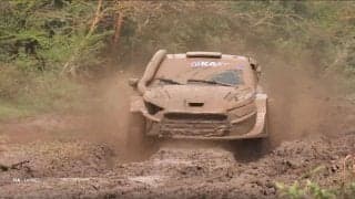 「斜めに真っ直ぐ走ってる」世界一過酷なラリーで驚異の“泥沼走法” もはや「泳いでる」「悪路すぎる」騒然の光景