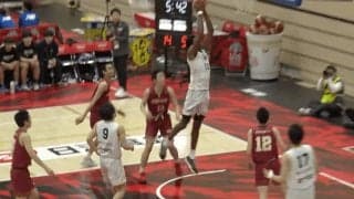 「えぐすぎる」\"204cmの高校1年生\"が豪快ダンク！2人の上から叩き込む→リング揺らす破壊力に会場どよめき