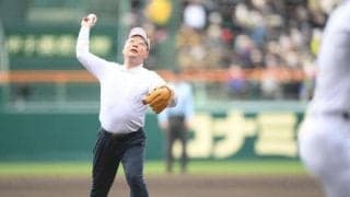 全盲の河合スポーツ庁長官が始球式　ワンバウンドで捕手のミットへ　場内から大きな拍手　球審の「プレーボール！」の声を頼りに