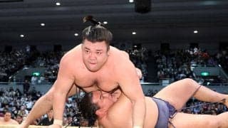 横綱豊昇龍、痛恨３敗目　テレビ台を手でたたいて悔しがる　関脇霧島の上手投げに肩から落ちる