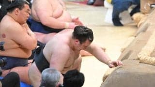 安青錦が負け越しリーチ「いい相撲を取りたい」尻もちつき土俵下に落ちる