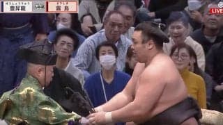 霧島、豊昇龍撃破で「懸賞いっぱい」の圧巻光景　横綱は今場所4位の123本…館内喝采の中、勝利を物語る“分厚い束”に驚き