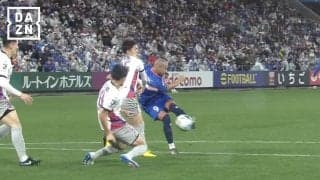 守備陣呆然の理不尽ゴラッソ！元得点王の“ノールック高速反転シュート”にスタジアム騒然「腰がすごい」「見てないのに決める」