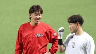 広島　ＷＢＣ戦士・小園がチーム合流　共闘したソフトＢ・牧原と交流も　試合前には“お茶たてポーズ”をサービス