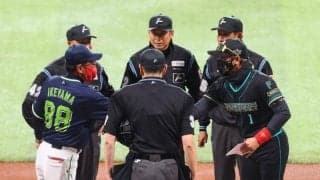 ヤクルト・池山監督　赤マスク着用で日本ハム・新庄監督とメンバー表交換　背番号や打撃フォームのシルエットがプリント