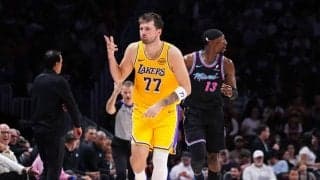 今季最多の60得点を奪ったドンチッチが1シーズンの3ポイント成功数で球団最多記録を樹立