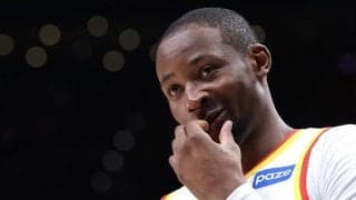 ホークスのジョナサン・クミンガが“右腕1本”でNBA歴代6位の超ロングショット成功