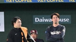 楽天マエケンがカープ時代の同僚、丸と談笑　則本と肩を組んで交流する様子も