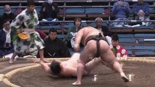 「どこ叩いたんだよ」「なんだ今の技」“パチン”大きな音の直後に巨漢力士が崩れ落ちる 全勝対決で唐突な幕切れ