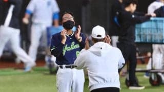 日本ハム　新庄監督が池山監督のマスクいじり！？黒の無地マスク着用→練習中に笑顔で声をかける　前日にプレゼント明かす