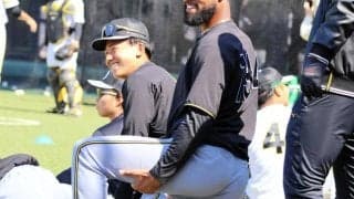 阪神　ドラフト１位・立石が筑後合流　実戦で守備に就く予定　コンスエグラと笑顔で談笑する場面も