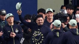 オリックス　マチャドがチームに合流！ベネズエラＶに貢献した右腕　仲間たちがケーキで祝福→集合写真でニッコリ